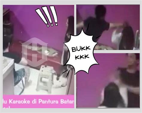 Pemandu Karaoke Lagi Kencing Sambil Rekaman .